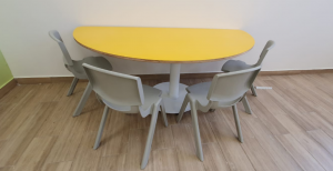 שולחן דגם בננה מעוצב | א. חי גרף