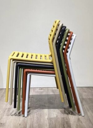 כסא פלסטיק נערם א חי גרף